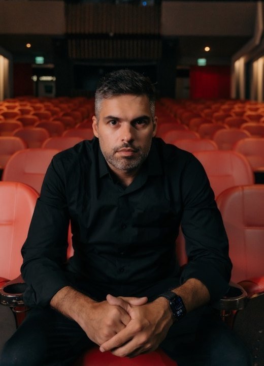 Rodrigo Noceti na sala de cinema que ele administra
